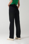 Jean 90´S negro con bolsillos, bota recta y tiro alto
