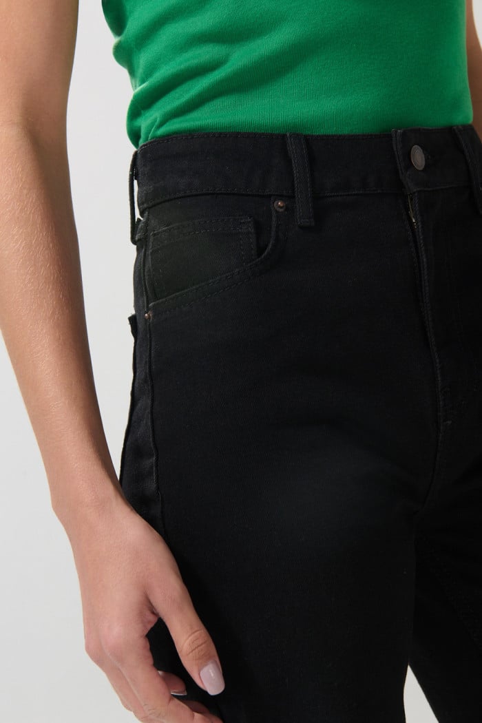 Jean 90´S negro con bolsillos, bota recta y tiro alto