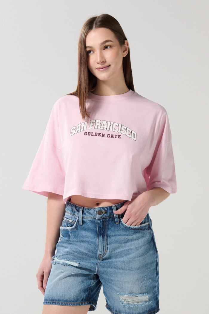 Camiseta oversize crop top rosada clara con arte college