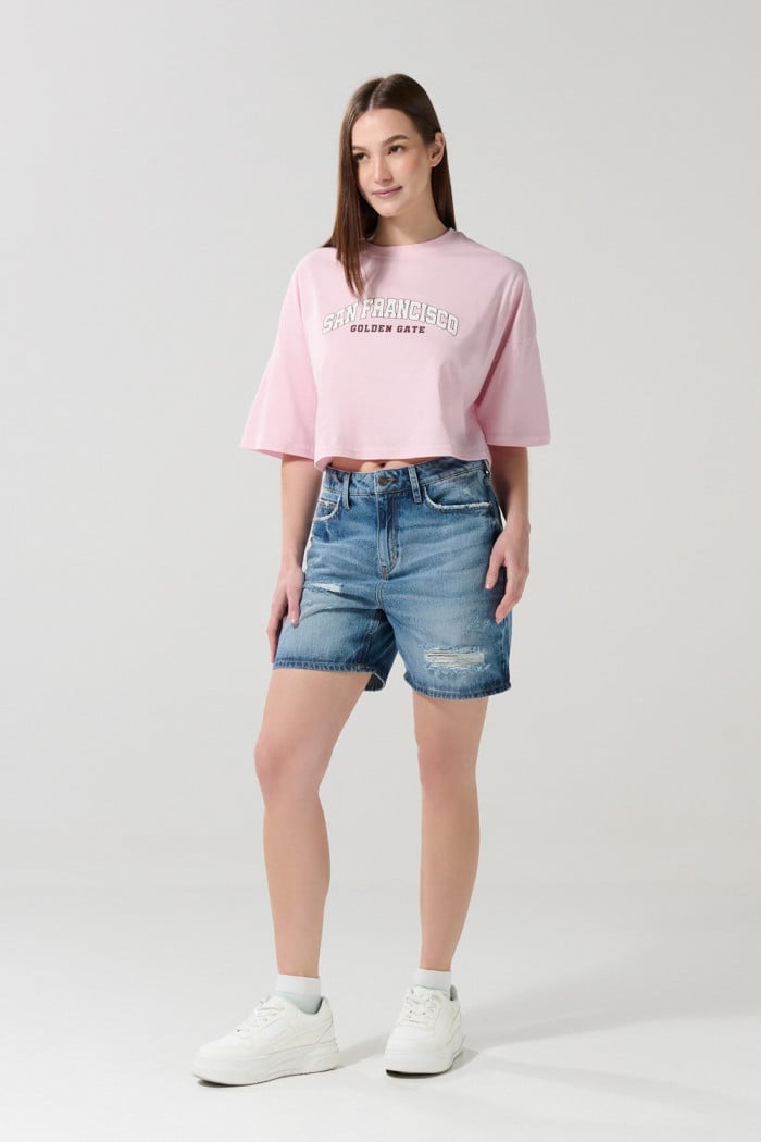 Camiseta oversize crop top rosada clara con arte college
