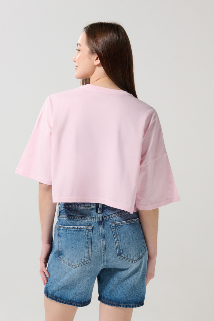 Camiseta oversize crop top rosada clara con arte college