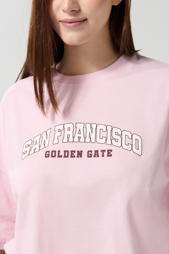 Camiseta oversize crop top rosada clara con arte college