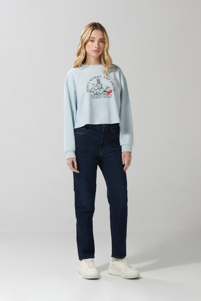 Buzo crop top unicolor con diseño de frutas