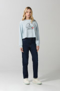Buzo crop top unicolor con diseño de frutas