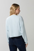 Buzo crop top unicolor con diseño de frutas