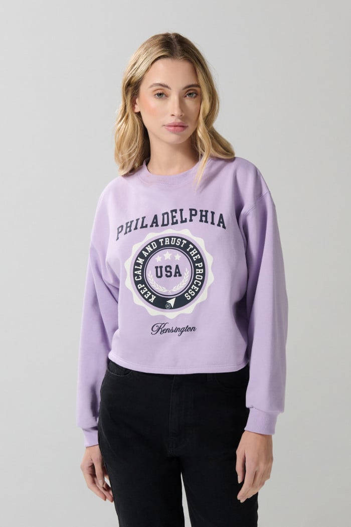 Buzo crop top lila college con cuello redondo