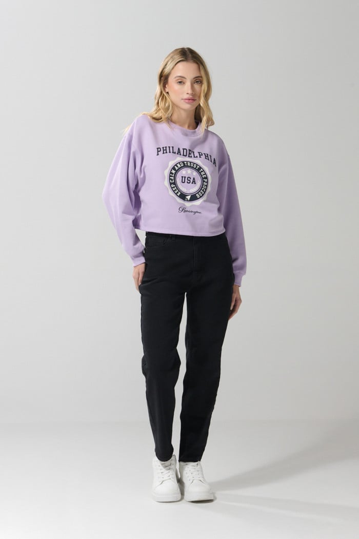 Buzo crop top lila college con cuello redondo