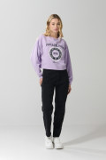 Buzo crop top lila college con cuello redondo