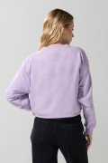 Buzo crop top lila college con cuello redondo