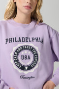 Buzo crop top lila college con cuello redondo