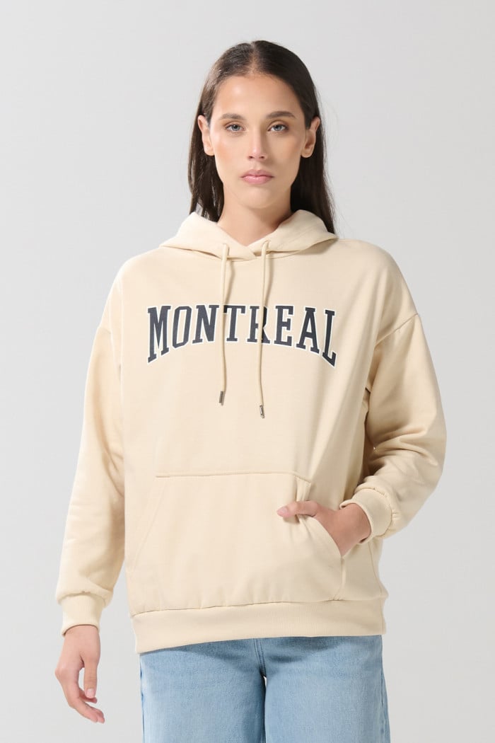 Buzo oversize con capota kaki y diseño college