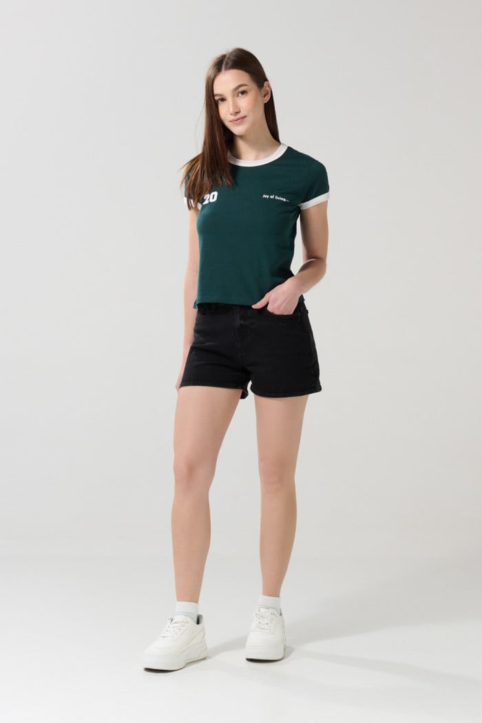 Camiseta college verde con contrastes blancos y manga corta