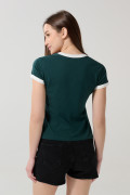 Camiseta college verde con contrastes blancos y manga corta