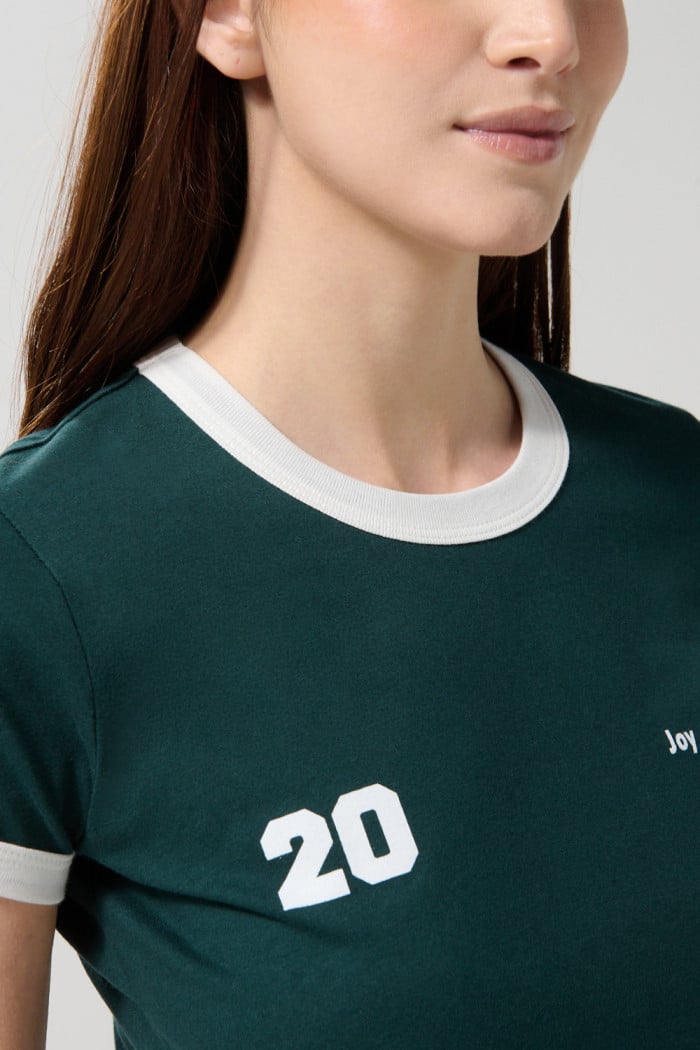 Camiseta college verde con contrastes blancos y manga corta