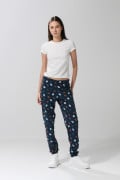 Pantalón jogger azul intenso con diseño de Escandalosos