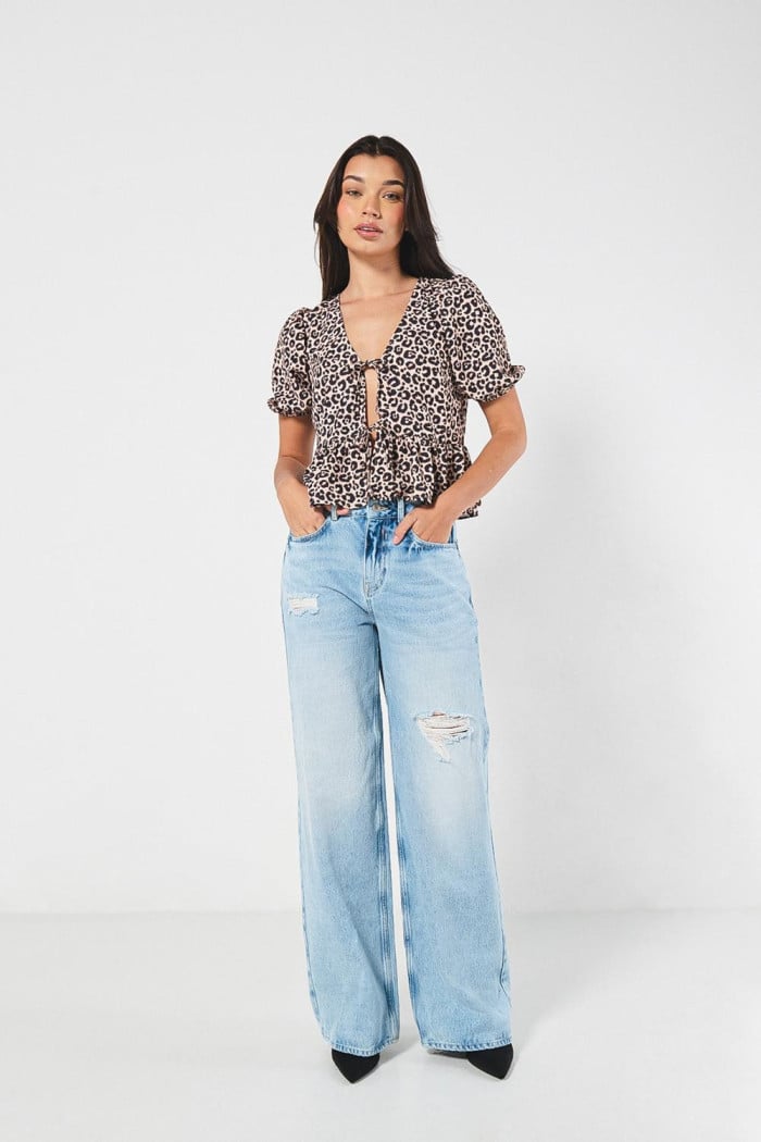 Blusa kaki clara manga corta con diseños animal print