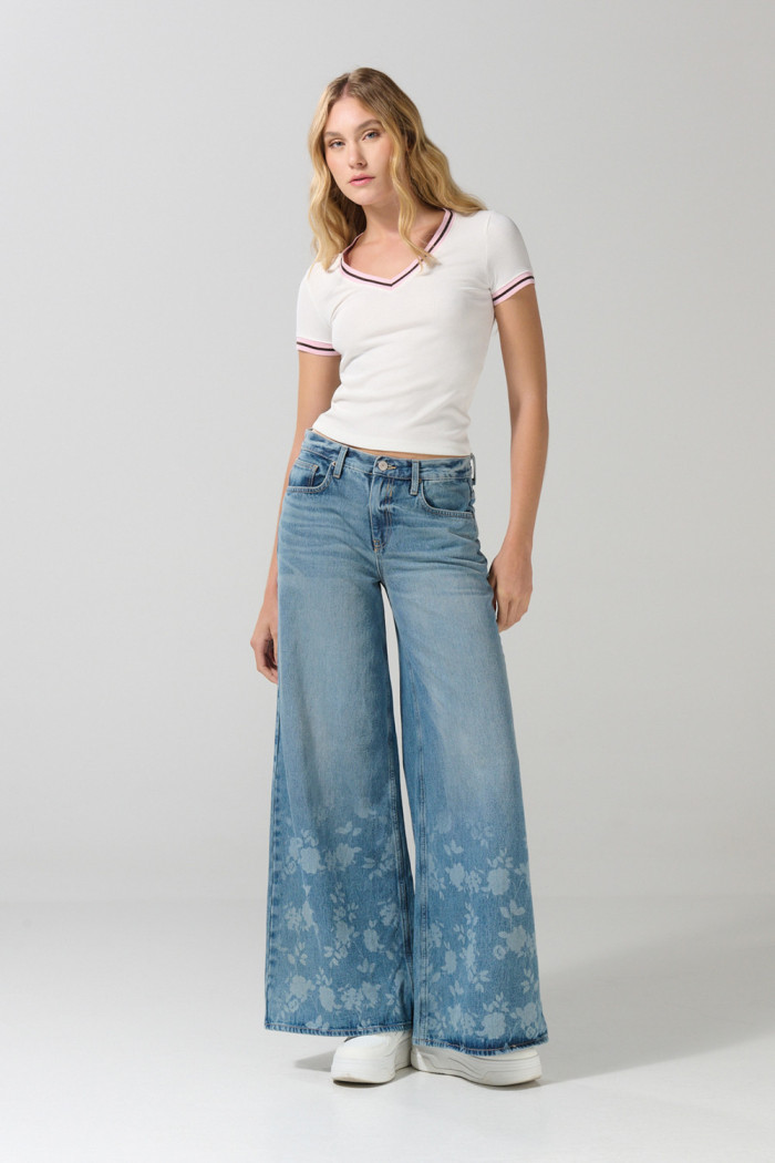 Camiseta ajustada acanalada crema clara con cuello V