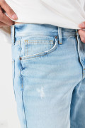 Bermuda azul slim en jean tiro bajo con rotos en frente