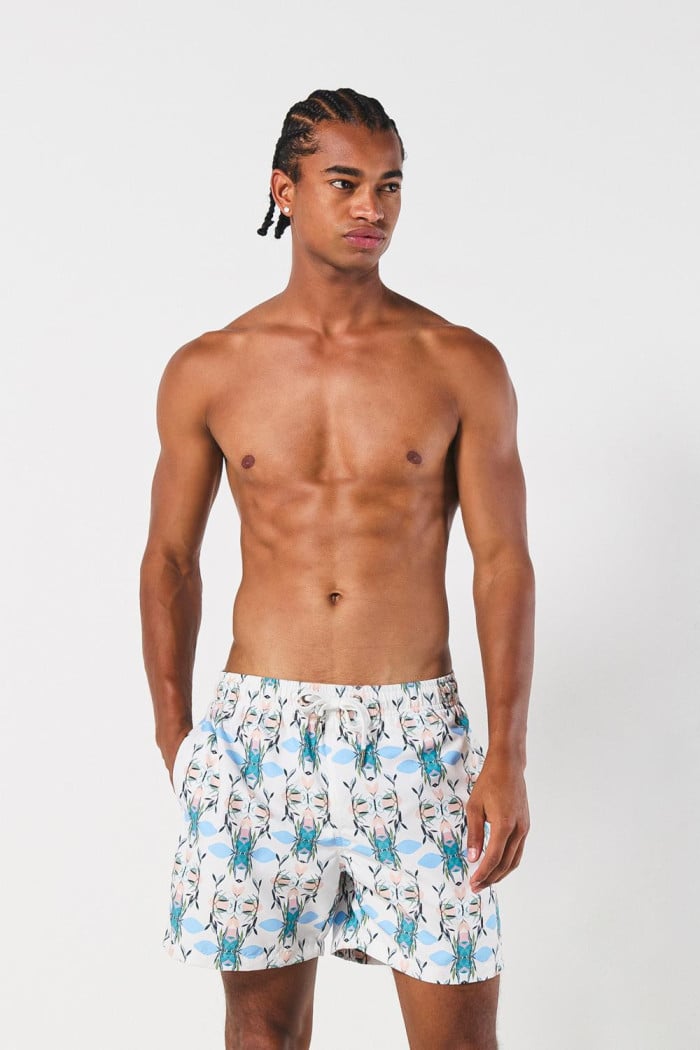 Bermuda playera crema clara con diseños marinos