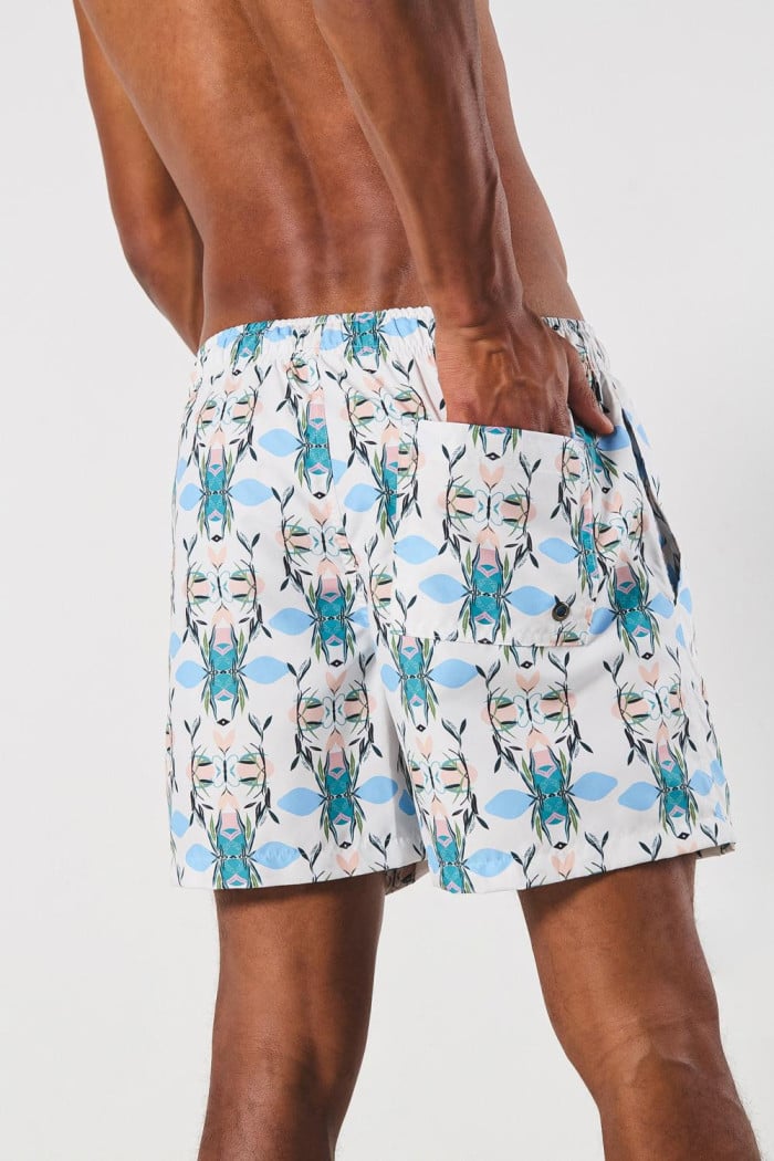 Bermuda playera crema clara con diseños marinos