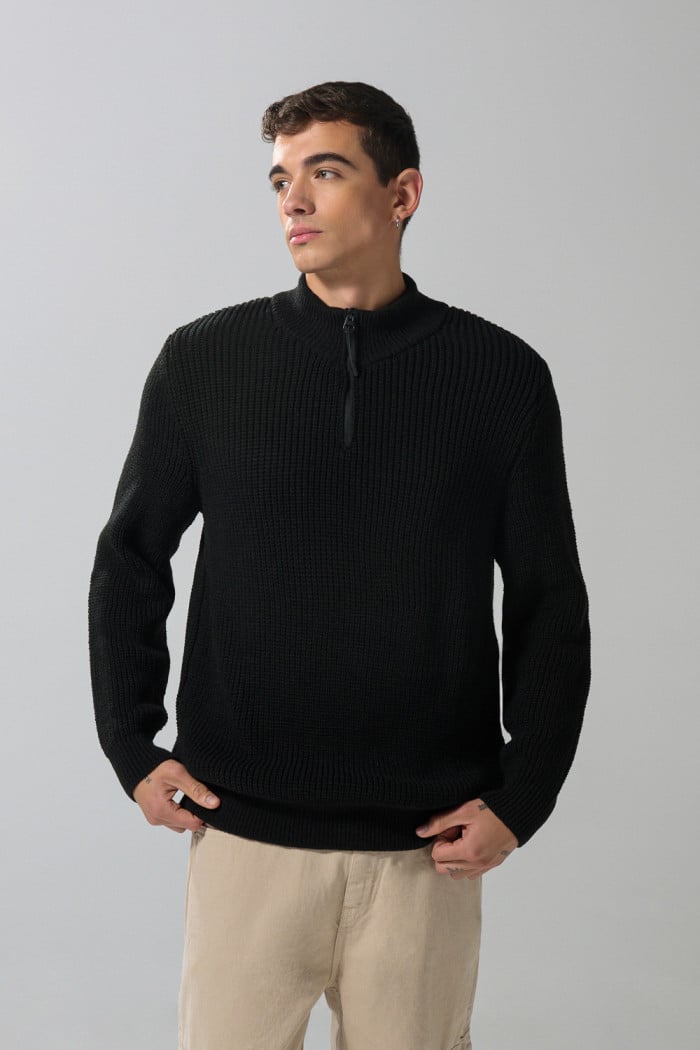 Suéter cuello alto negro con cremallera en pechera