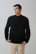 Suéter cuello alto negro con cremallera en pechera