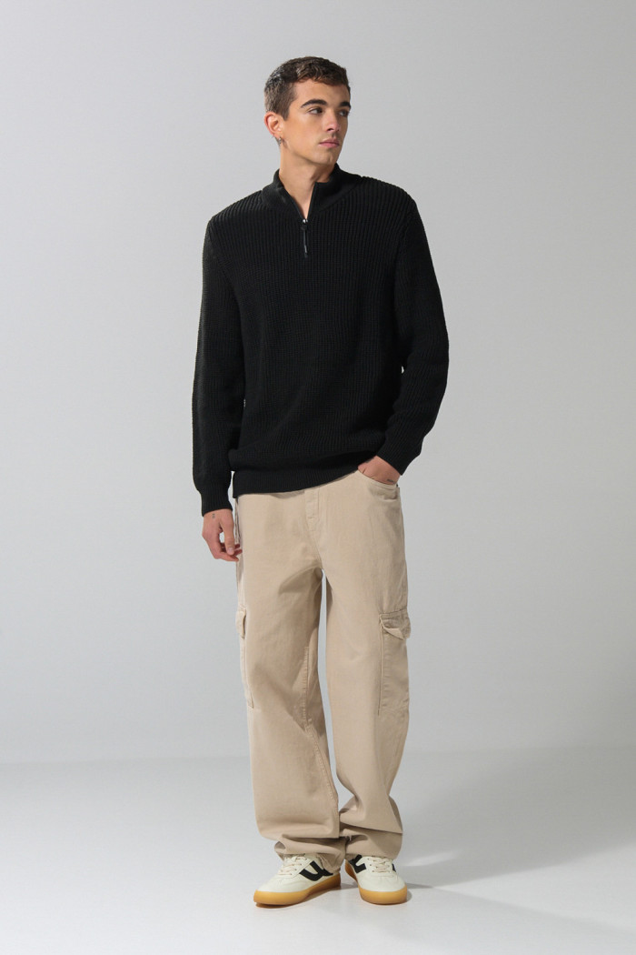 Suéter cuello alto negro con cremallera en pechera