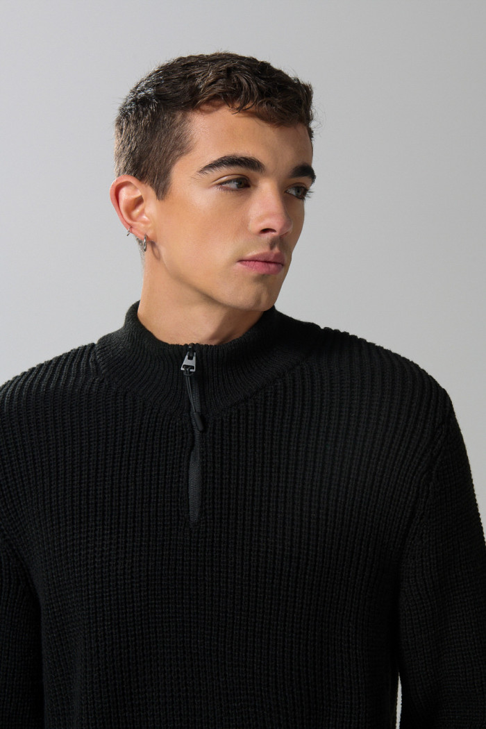 Suéter cuello alto negro con cremallera en pechera
