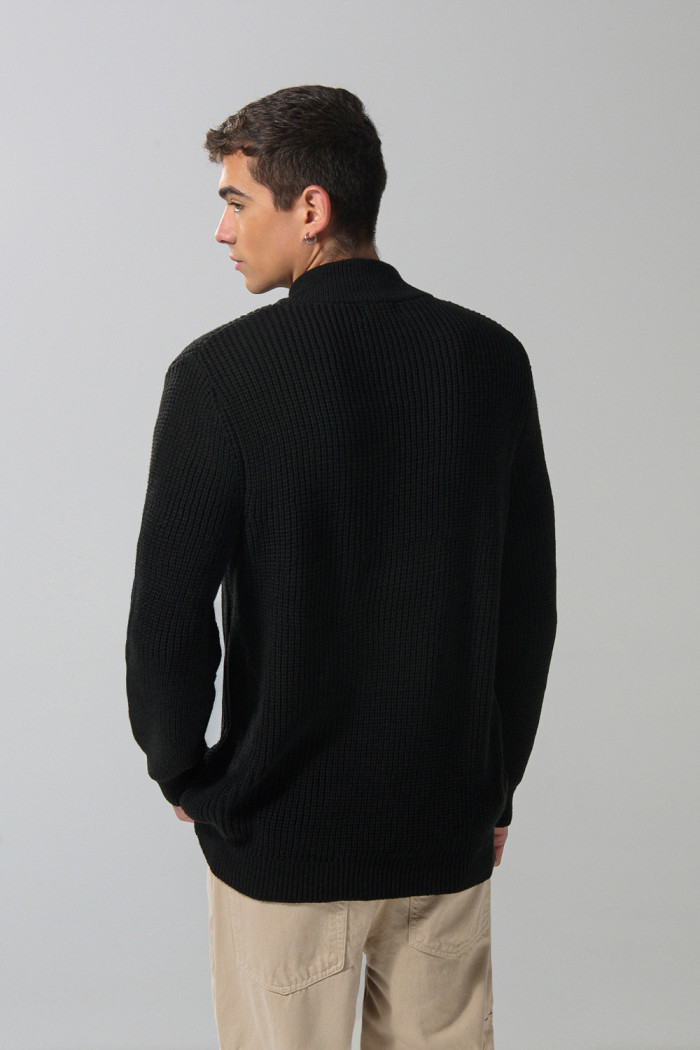 Suéter cuello alto negro con cremallera en pechera