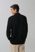 Suéter cuello alto negro con cremallera en pechera