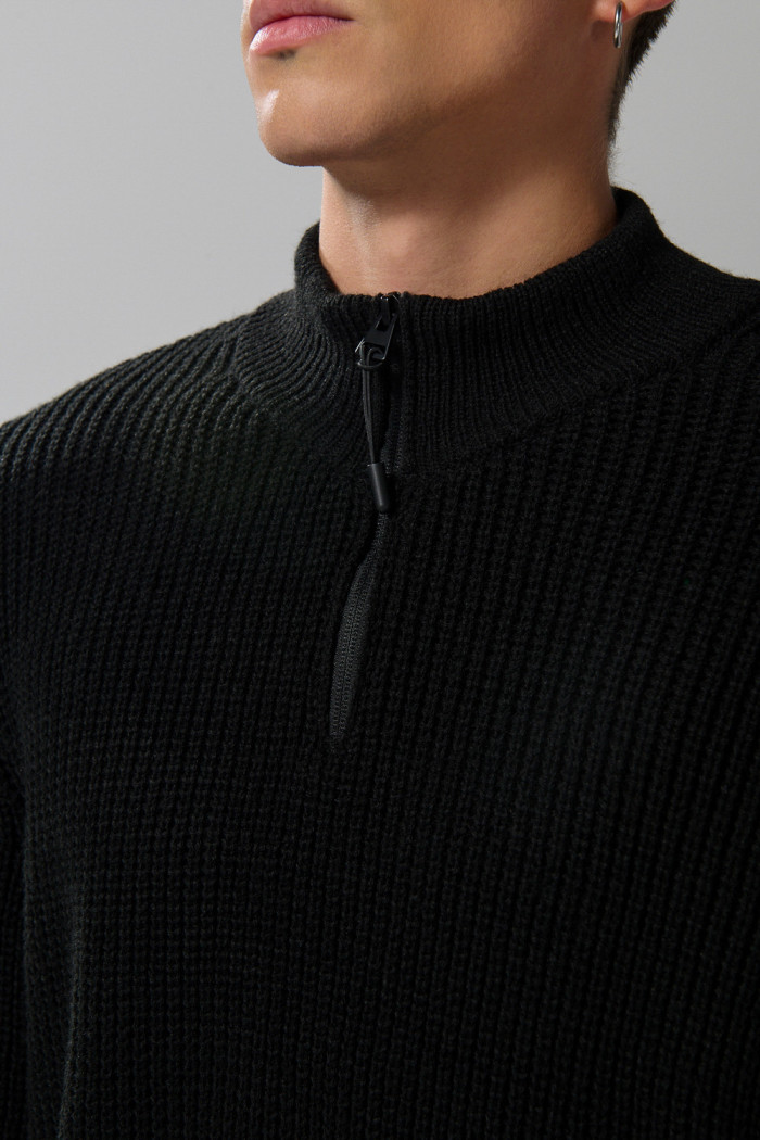 Suéter cuello alto negro con cremallera en pechera