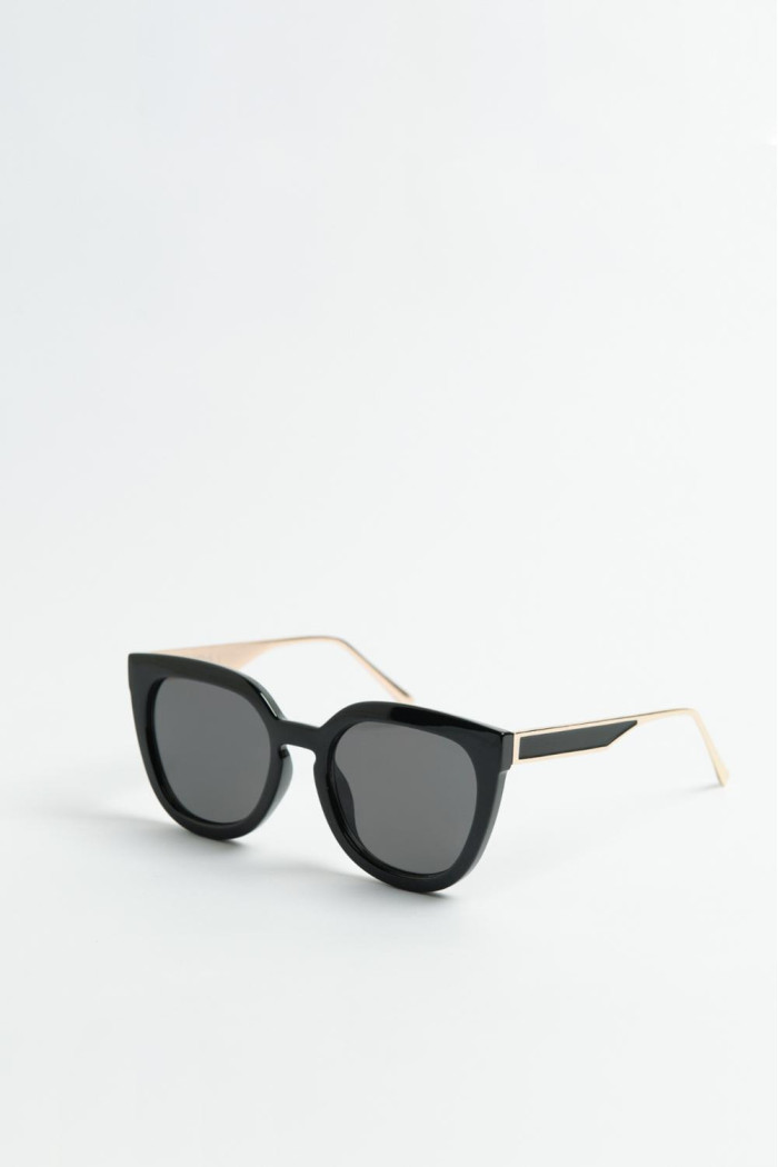 Gafas de sol negras con marco grueso y laterales metálicos