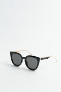 Gafas de sol negras con marco grueso y laterales metálicos