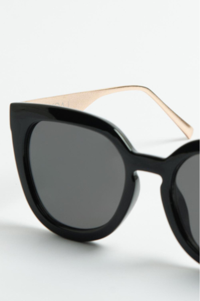 Gafas de sol negras con marco grueso y laterales metálicos