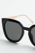 Gafas de sol negras con marco grueso y laterales metálicos
