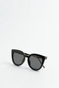 Gafas de sol negras con marco grueso y laterales metálicos