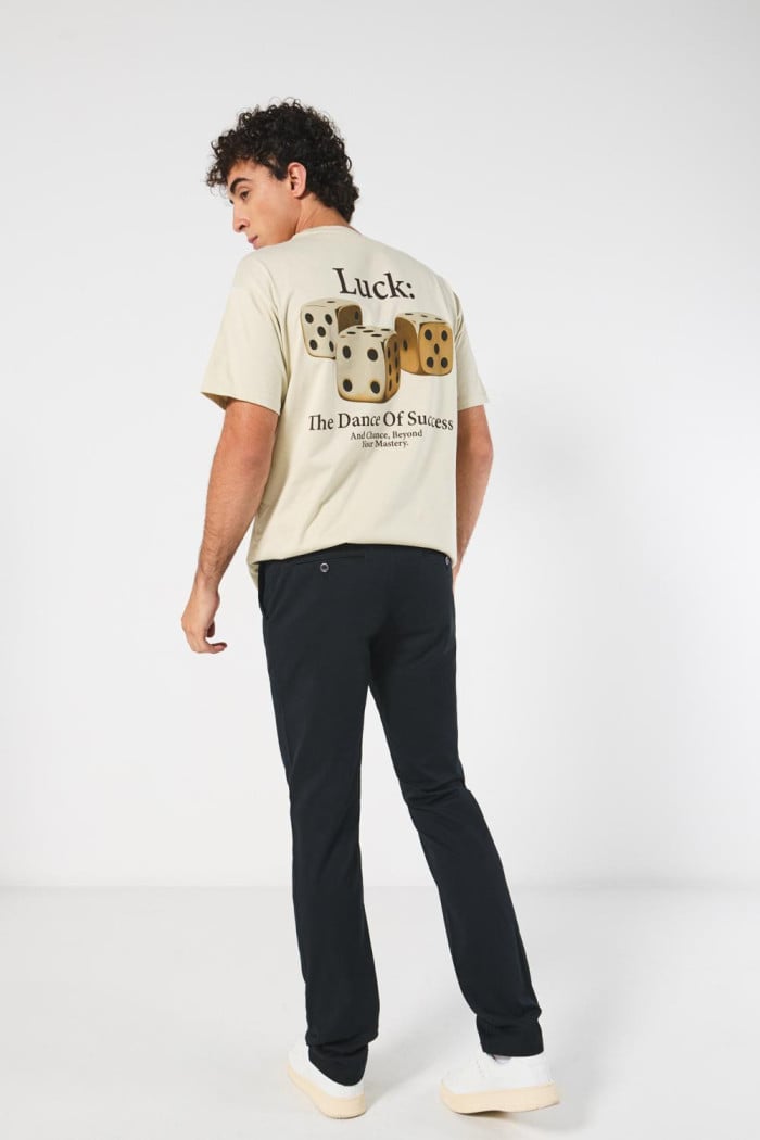 Pantalón unicolor en dril con ajuste ceñido y tiro medio
