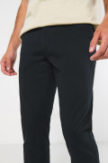 Pantalón unicolor en dril con ajuste ceñido y tiro medio