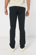 Pantalón unicolor en dril con ajuste ceñido y tiro medio