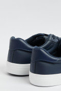 Tenis casuales azules oscuros con suelas planas blancas