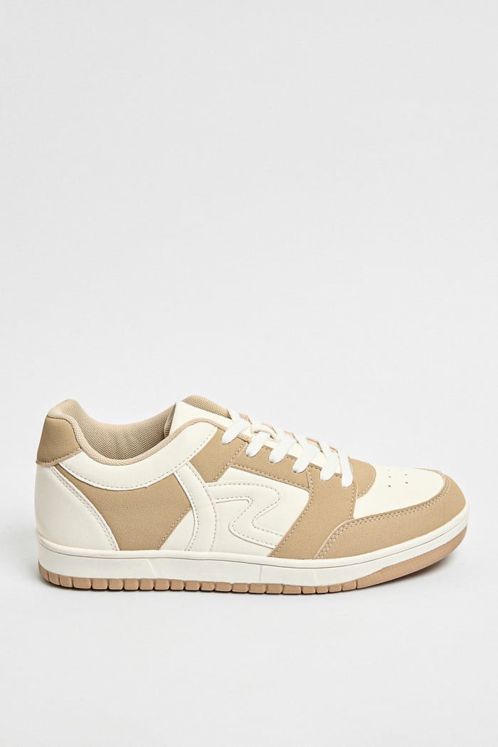 Tenis casuales unicolores con perforaciones y cortes