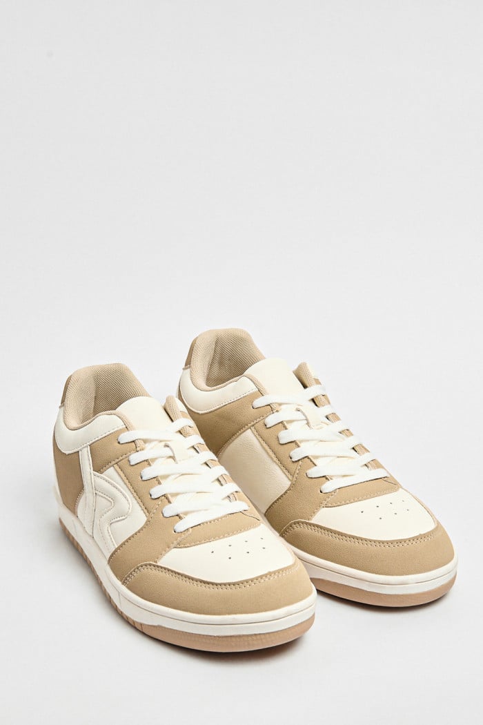 Tenis casuales unicolores con perforaciones y cortes