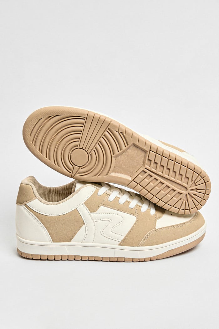 Tenis casuales unicolores con perforaciones y cortes