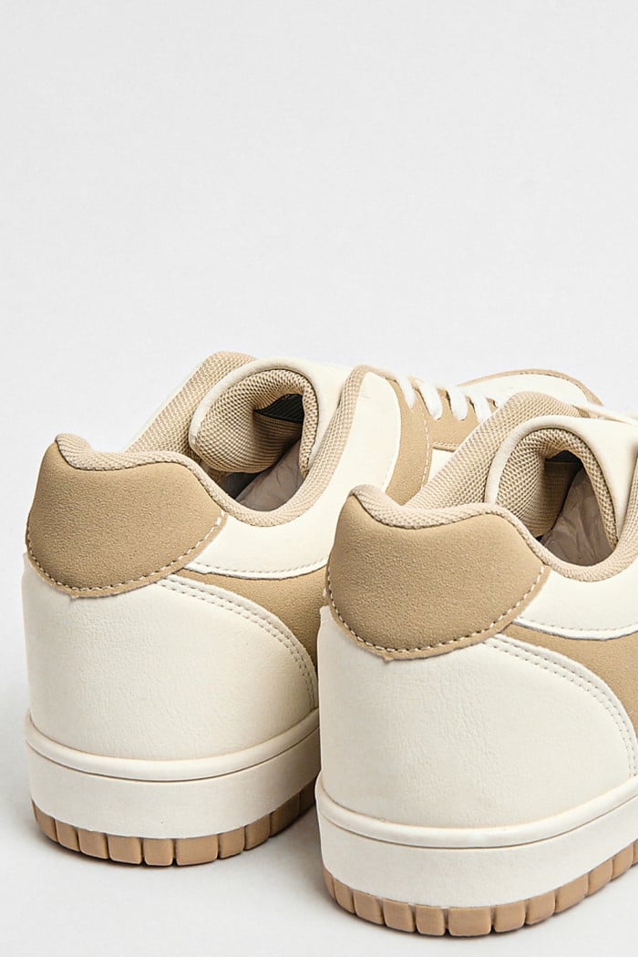 Tenis casuales unicolores con perforaciones y cortes