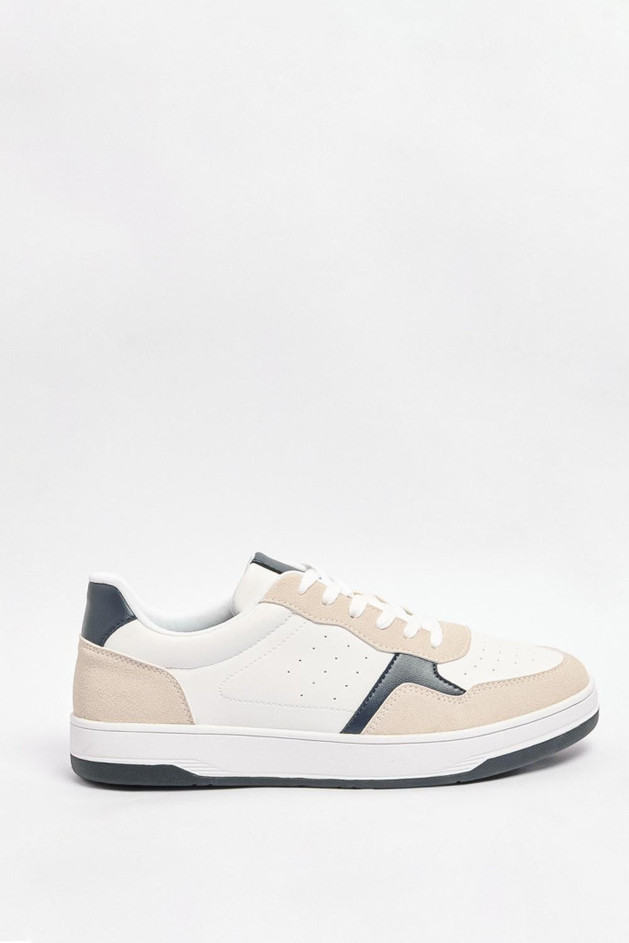 Tenis casuales blancos con contrastes y perforaciones