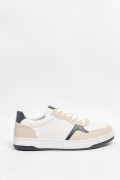 Tenis casuales blancos con contrastes y perforaciones