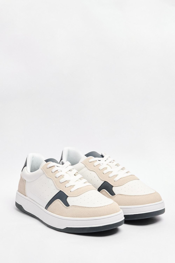 Tenis casuales blancos con contrastes y perforaciones