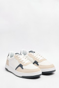 Tenis casuales blancos con contrastes y perforaciones