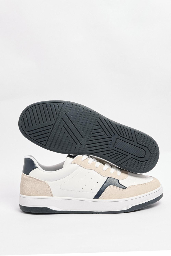 Tenis casuales blancos con contrastes y perforaciones