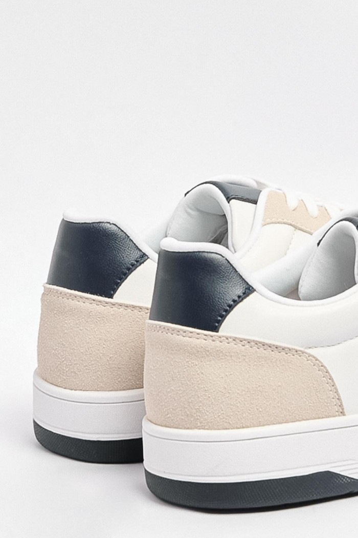 Tenis casuales blancos con contrastes y perforaciones